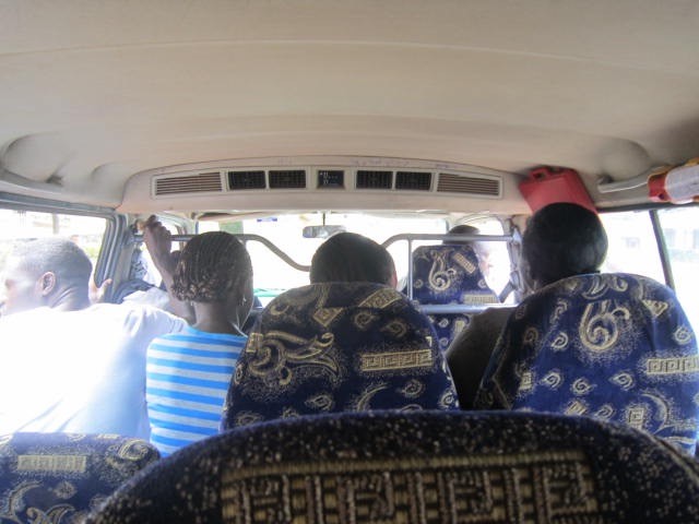 アフリカ国境バス移動の中