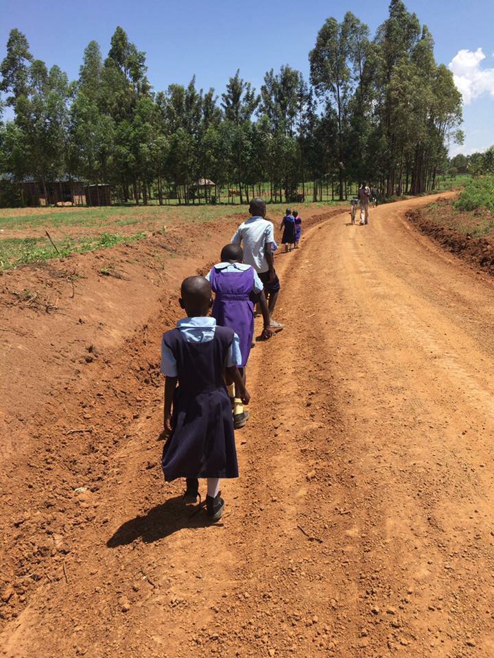 ケニアの農村の一本道