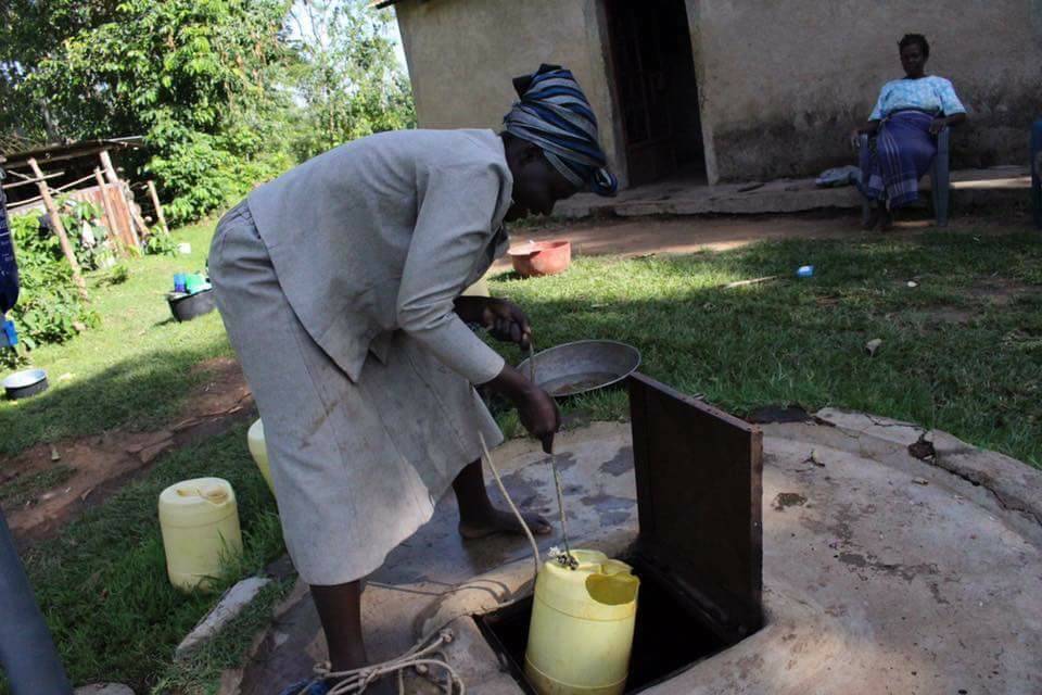 ケニアの井戸の水くみ