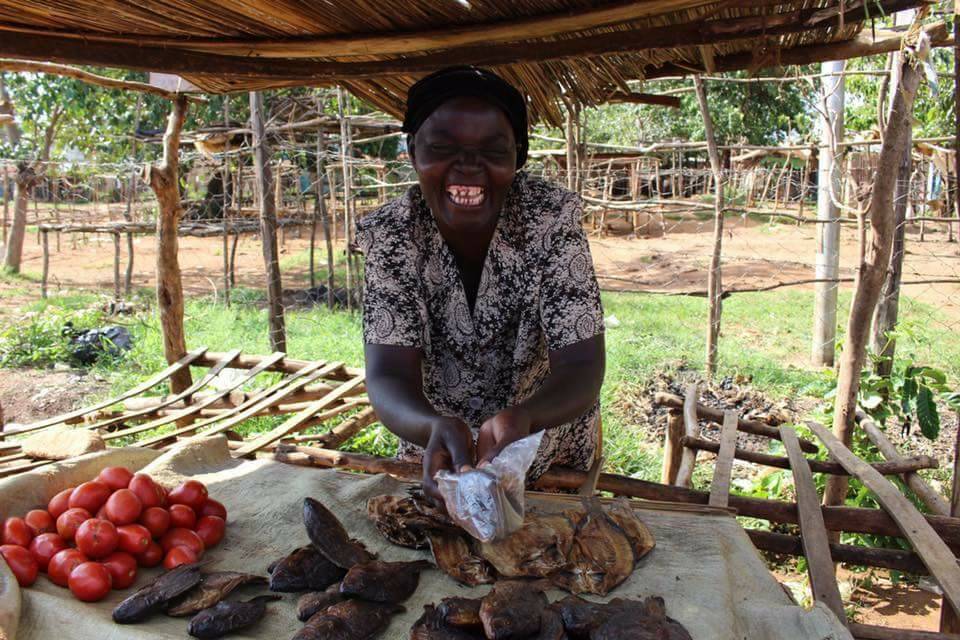 ケニアの野菜と魚売るお母さん
