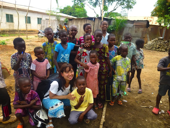 ベナンホームステイ参加学生とその子供たち