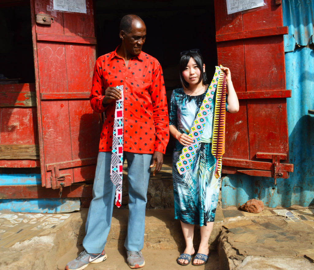 ネクタイを持つ下里さんとシエラレオネ男性