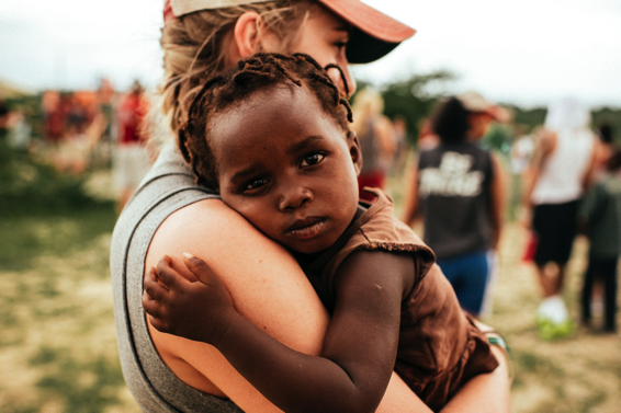 抱きかかえられるアフリカの子供