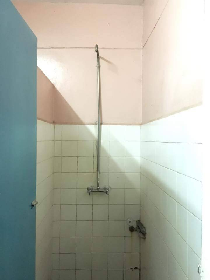 ナイロビ大学学生寮シャワー室