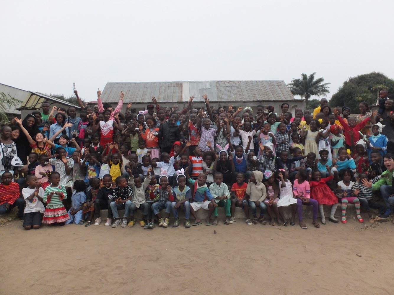郁文館高校の生徒とコンゴの生徒の集合写真