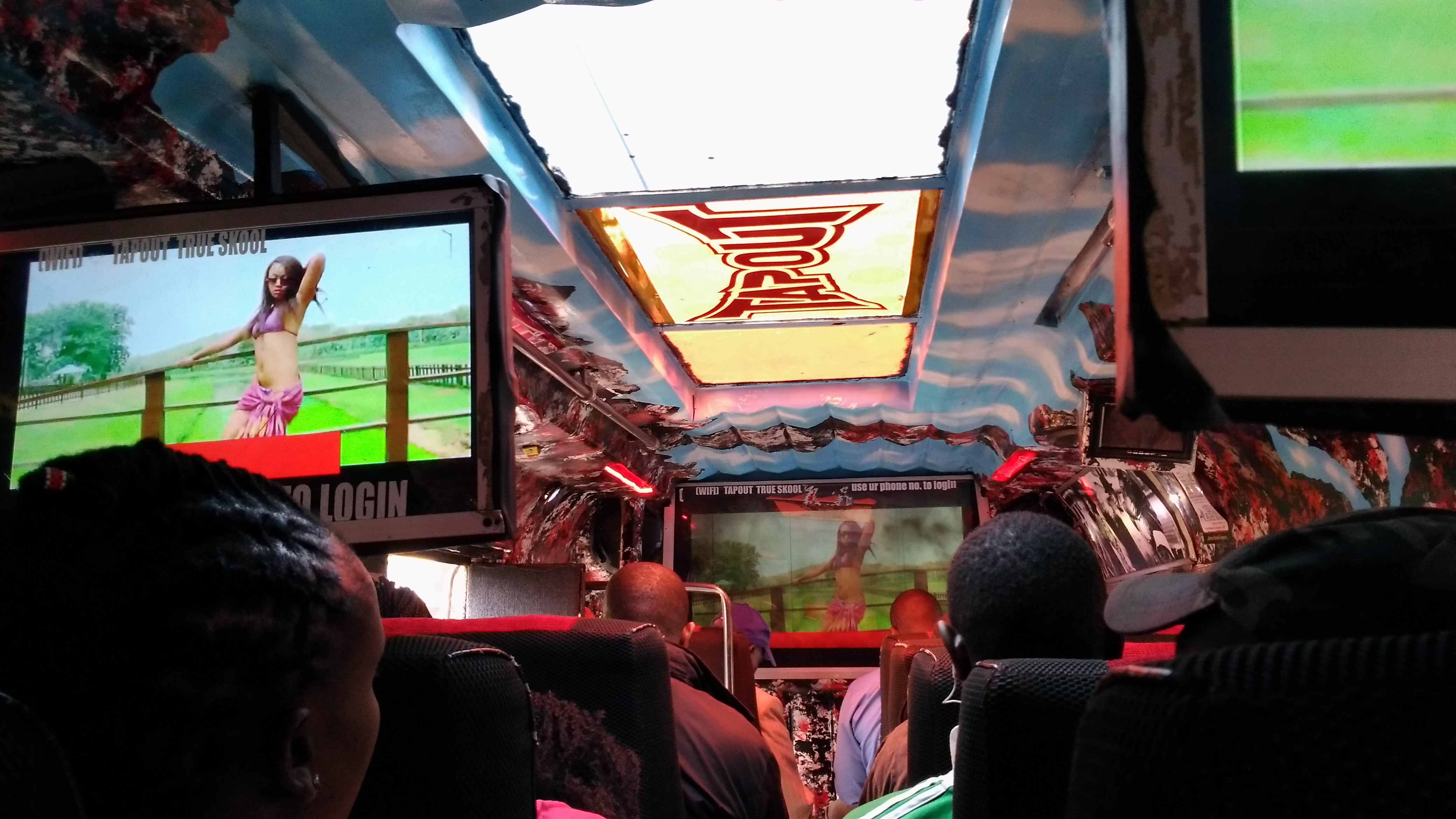 私がケニアのスラム街で活動できた理由。 ケニアのバスの中