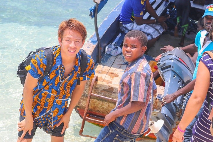 小河さんと船に乗る子供