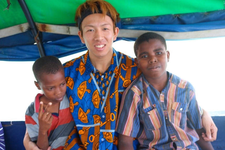 小河さんとボートに乗る子供