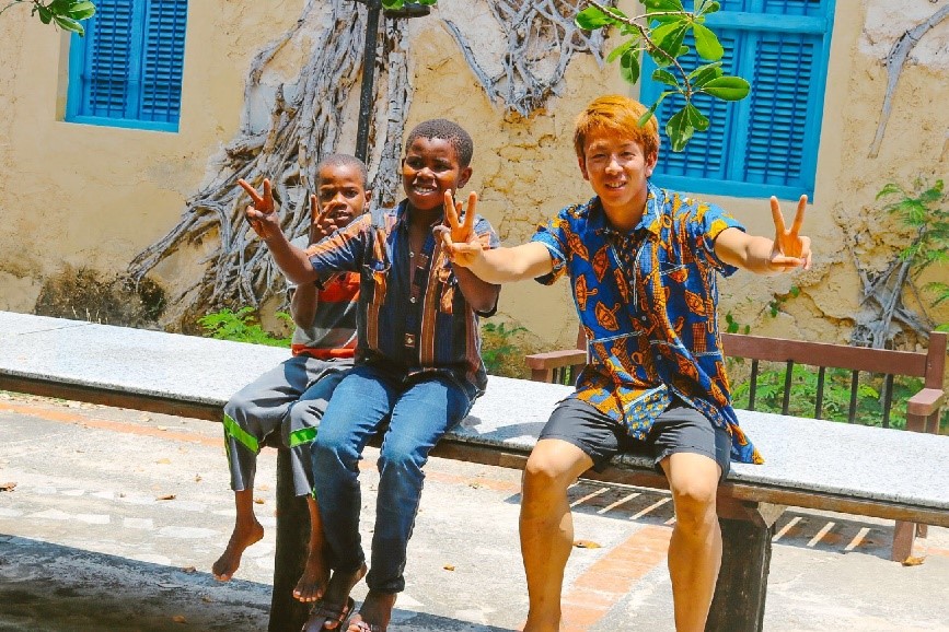 小河さんと子供のピースサイン