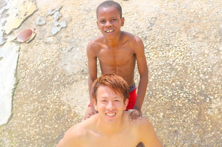 小河さんと笑顔の子供