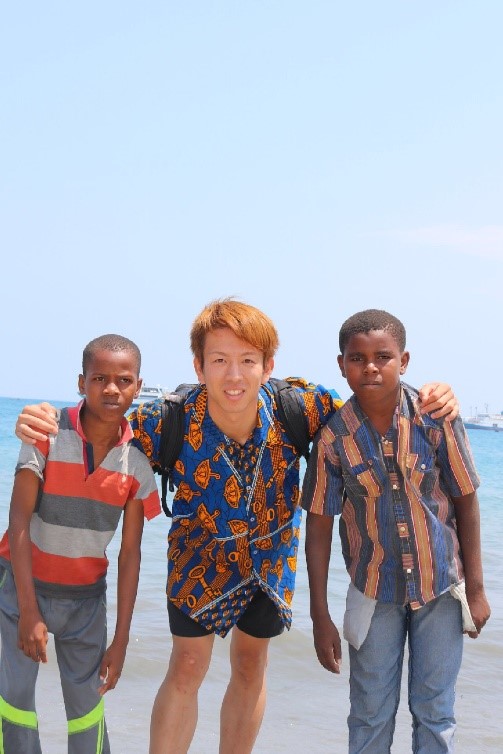 小河さんと肩を組む子供