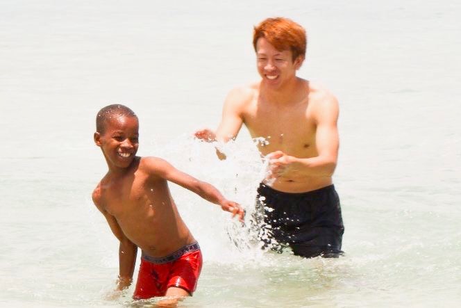 小河さんと水辺で遊ぶ子供