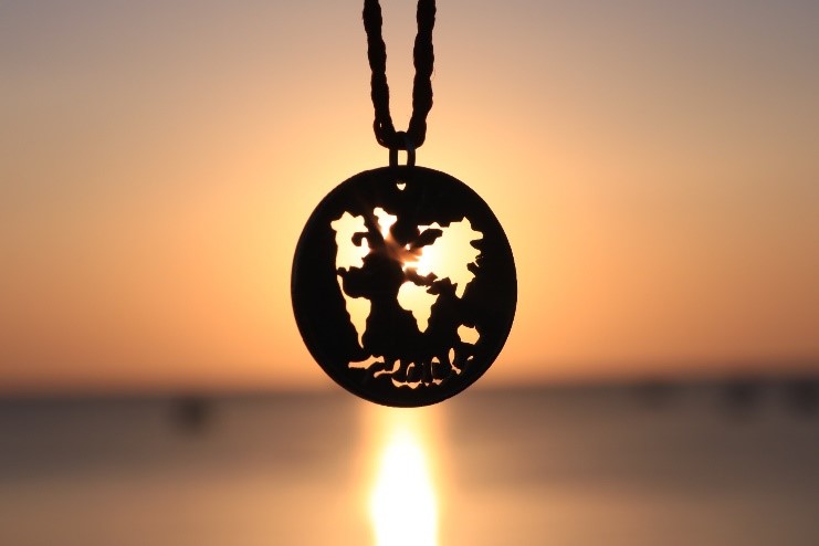 ザンジバルの夕日に照らされたペンダント