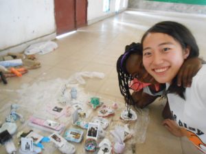 女子高生がコンゴ民で先生に？！押し寄せる子ども達の波！