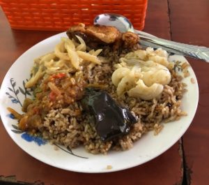 アビジャンのランチは約200円!コートジボワール人オススメの食堂で。