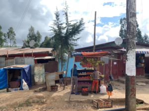 カバンをギュッと抱え警戒する私を、現地の彼らはどう思っているのだろう