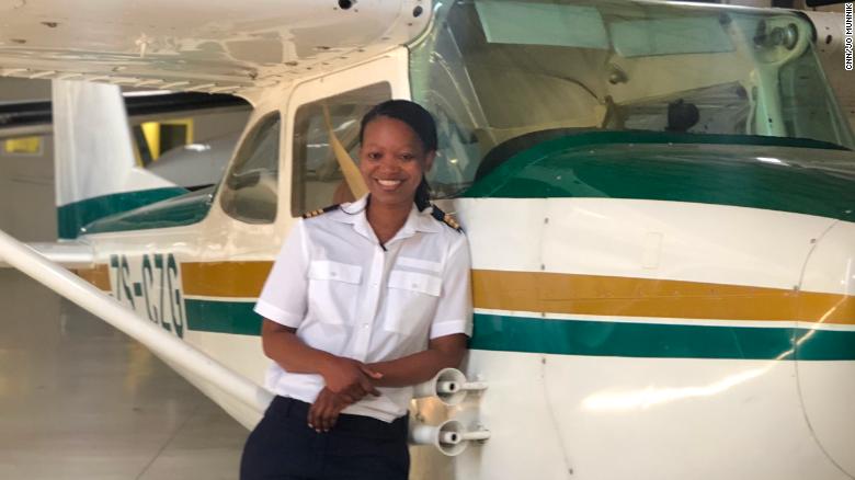 スーパーウーマンに育てられた南アフリカ初の黒人女性パイロット