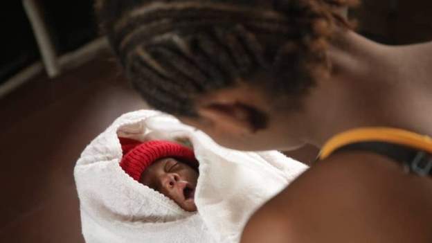 ナイジェリア警察、赤ちゃん工場から妊娠したティーンエイジャーと子どもたち救出