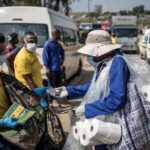 南アフリカ コロナ普及を抑えるためにボランティアが石鹸を配る