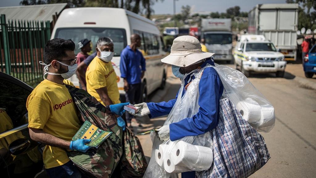 南アフリカ コロナ普及を抑えるためにボランティアが石鹸を配る