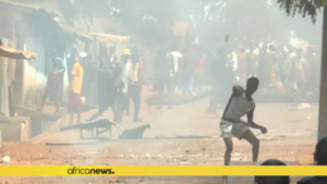 ギニア 国民投票で少なくとも10人が死亡