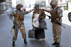 感染拡大したアフリカ 南アの外出制限「まるで刑務所」