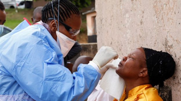 アフリカはワクチン実験の場ではない：WHOが人種差別主義者の仏人医師を非難