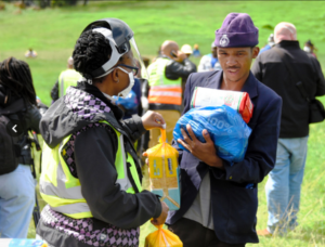 「少しでいい。金をくれ」叫ぶ男性 不安広がるアフリカ