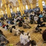 ウイルスの蔓延にもかかわらずモスクが西アフリカ全域で再開