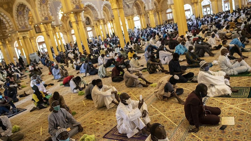 ウイルスの蔓延にもかかわらずモスクが西アフリカ全域で再開