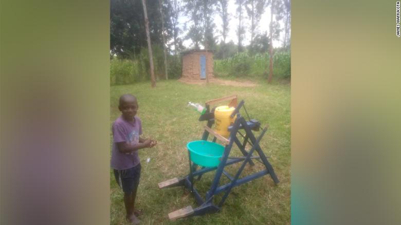 9歳のケニアが木製手洗い機の建設で大統領賞を受賞