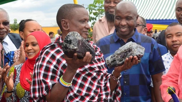 一夜で億万長者に　最大記録のタンザナイト原石がタンザニアの小規模鉱山で採掘