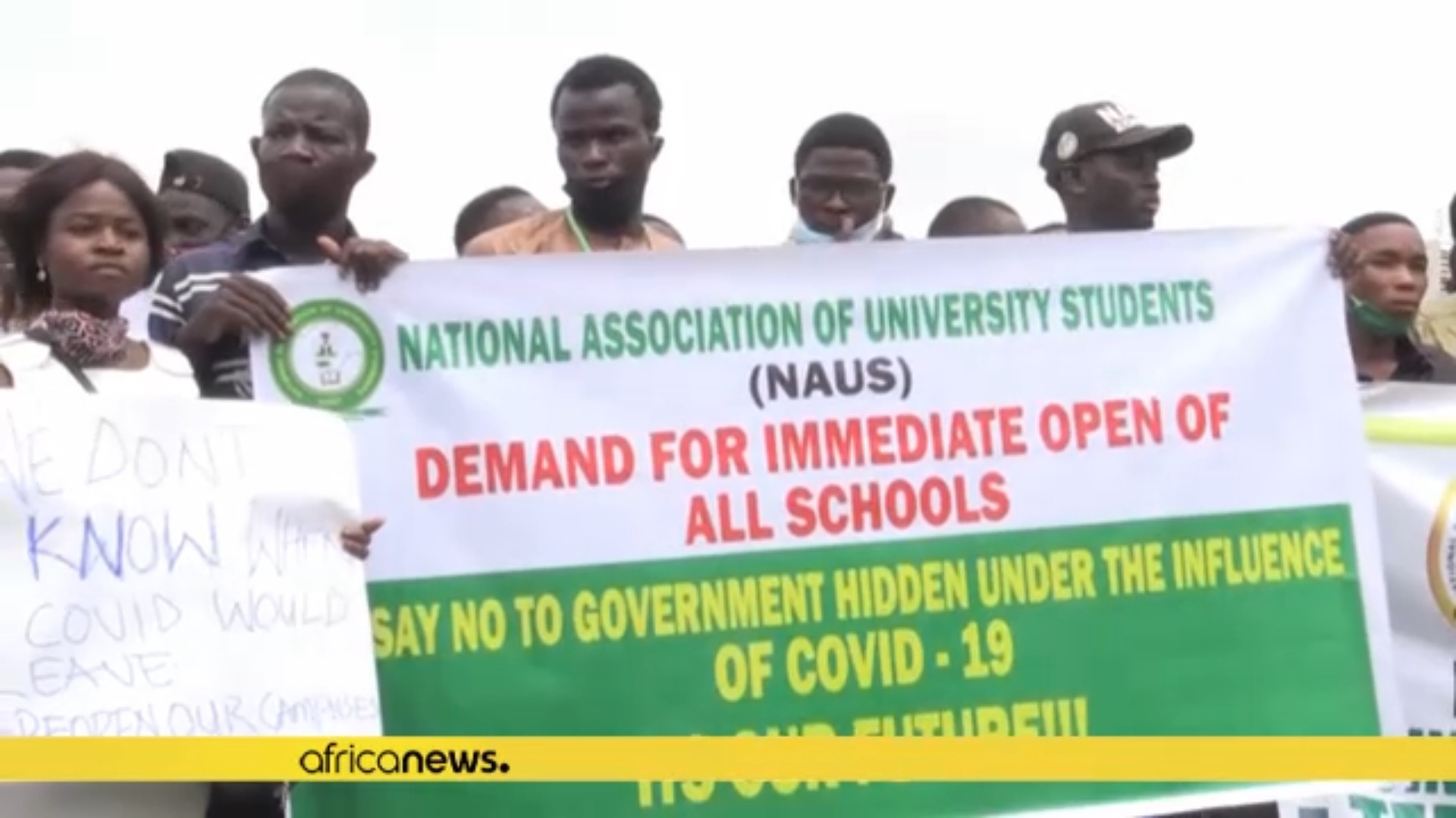 ナイジェリアの学生が学校再開を要求 国境封鎖解除に向けて