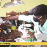 コンゴ民主共和国の23歳起業家が充電式アイロンを発明、非電化地域の人々を想う