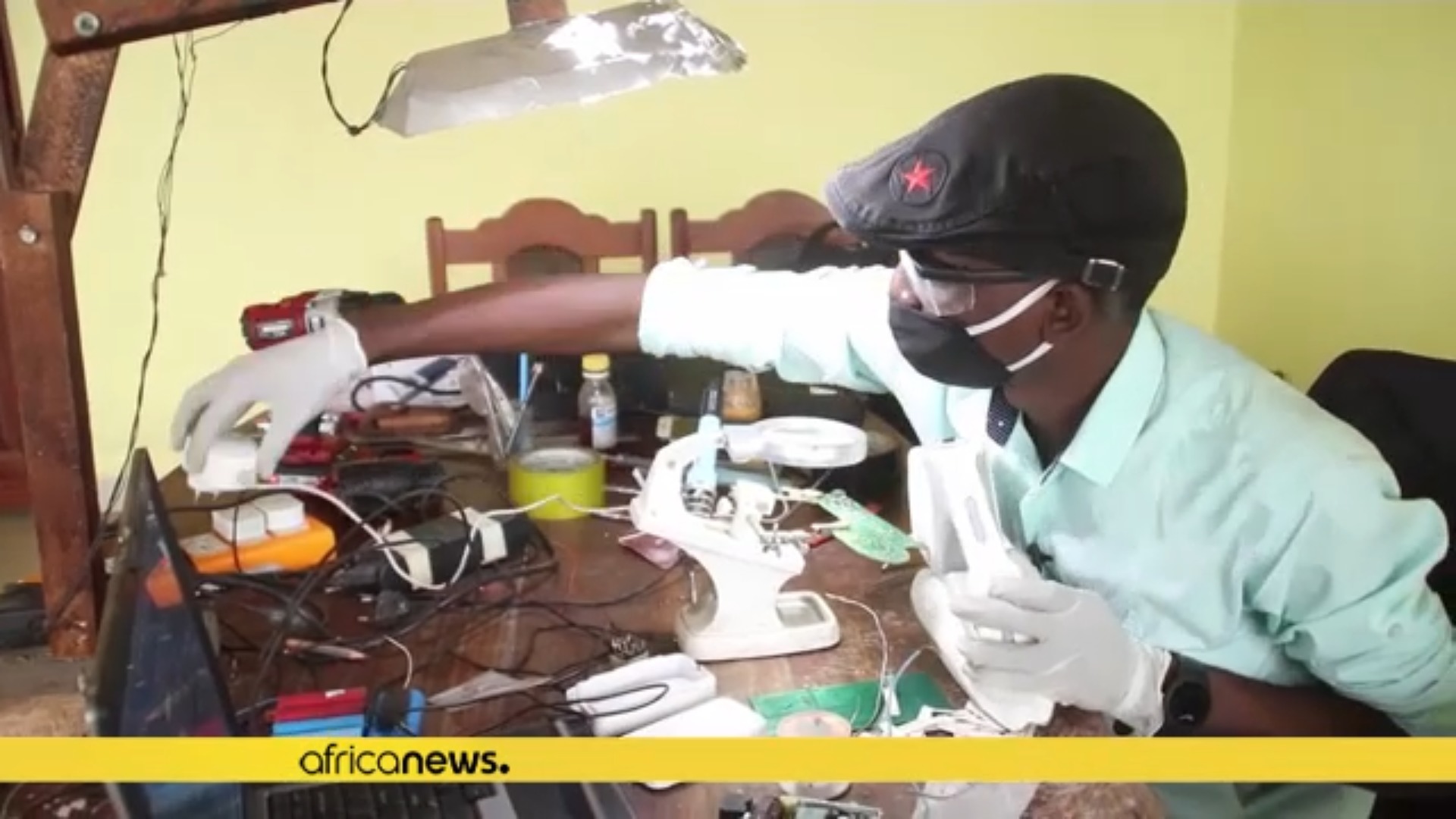 コンゴ民主共和国の23歳起業家が充電式アイロンを発明、非電化地域の人々を想う